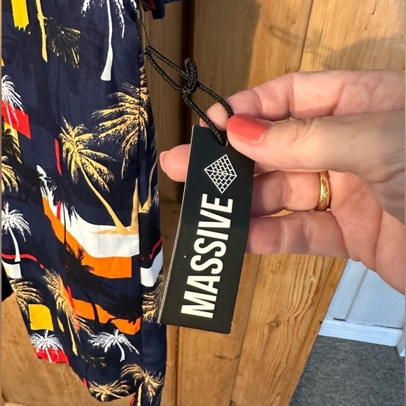 Massive Short Sleeve Tropical Button Down Shirt Men’s Size Large NWT - Picture 2 of 5